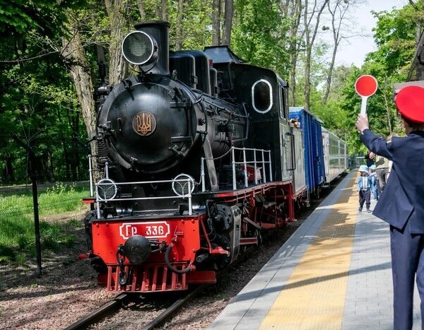 Відвідувачі Київської дитячої залізниці залишилися без даху над головою під час нальоту «шахедів»: деталі події