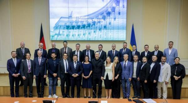 Шмигаль провів переговори з німецьким бізнесом щодо відновлення захисної споруди на Чорнобильській АЕС 6 Шмигаль провів переговори з німецьким бізнесом щодо відновлення захисної споруди на Чорнобильській АЕС 6