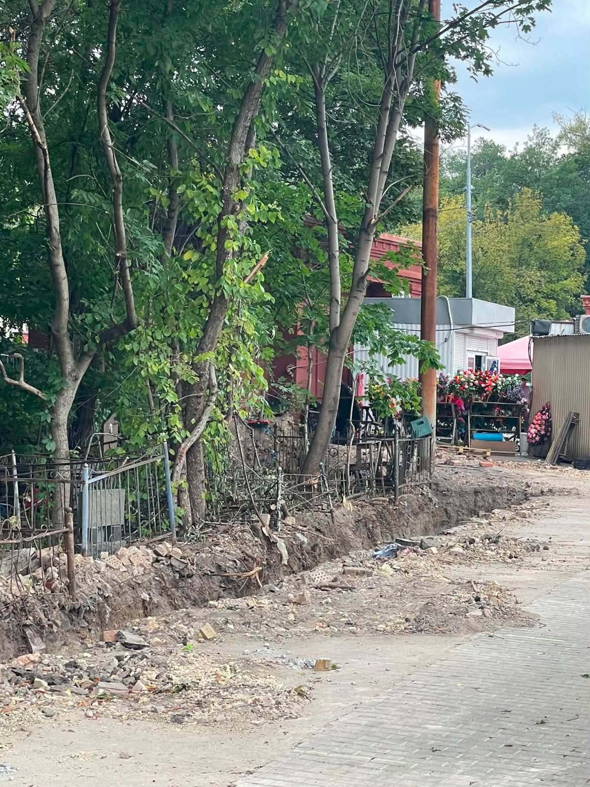 На Байковому кладовищі демонтовано старовинну цегляну огорожу (фото) фото 2