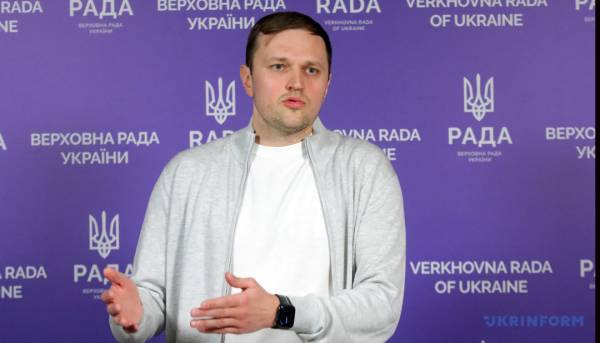 Два народних депутати з фракції «Слуга народу» відмовилися від своїх повноважень - Гончаренко 4