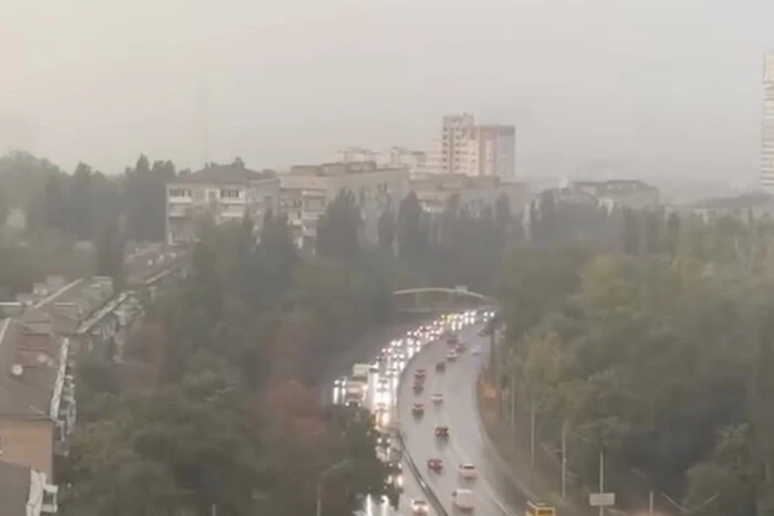 Затяжна спека в Києві змінилася сильною зливою (відео) 8 Затяжна спека в Києві змінилася сильною зливою (відео) 6
