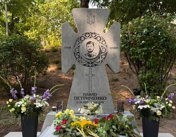 Пам’ятник Герою України Павлу Петриченку знаходиться на Аскольдовій могилі