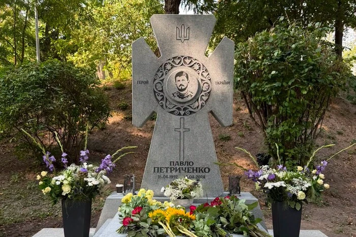 Пам’ятник Герою України Павлу Петриченку знаходиться на Аскольдовій могилі