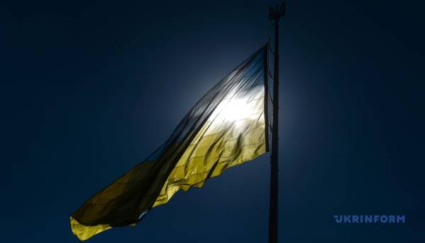 Біля будівлі парламенту відбулося урочисте підняття Державного прапора України. 23