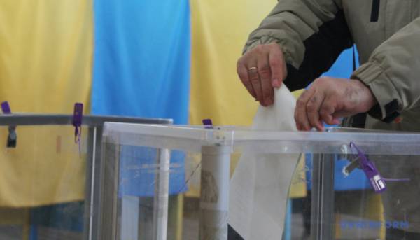 Європейська комісія стверджує, що рішення про проведення виборів в Україні залишається за самою країною. 17