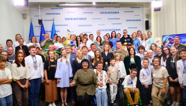 У столиці України показали новий культурно-мистецький проєкт під назвою «Коло незламних», який покликаний сприяти інклюзивності. 17 У столиці України показали новий культурно-мистецький проєкт під назвою «Коло незламних», який покликаний сприяти інклюзивності. 17