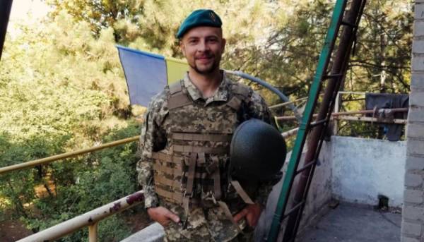 Оборонець Маріуполя опублікує добірку віршів, створених курячою кісткою на роботі в неволі.