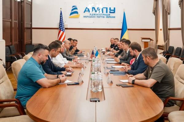 Келлог побував в Україні: відвідав Одеський порт і оцінив наслідки атак Росії 9