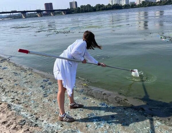«Цвітіння» Дніпра: київські експерти взяли зразки води, пояснивши причини явища