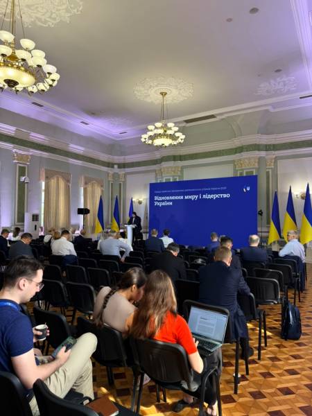 Дипломатам представили проєкти Фундації Пилипа Орлика, які посилюють вплив України на міжнародній арені. 11 Дипломатам представили проєкти Фундації Пилипа Орлика, які посилюють вплив України на міжнародній арені. 11