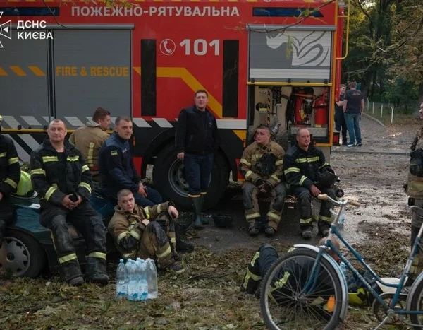 Наслідки російських атак у Києві усунуто. Змогли врятувати 105 осіб.
