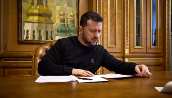Президент Зеленський вшанував три бригади Збройних сил України, Національної гвардії та прикордонників, вручивши їм почесну нагороду «За мужність та відвагу».