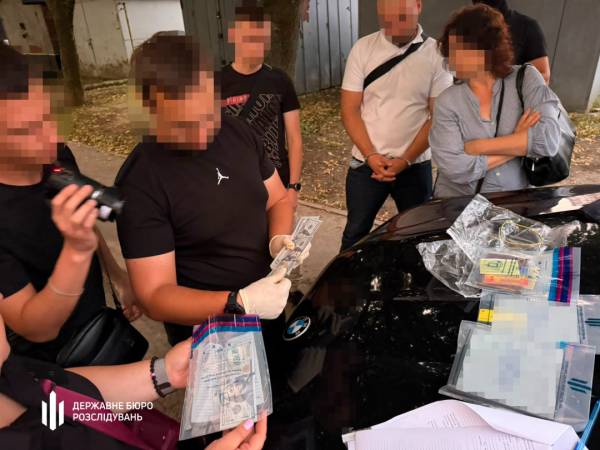 «Розпродай житло та перекажи мені кошти»: викрито офіцера, котрий вимагав 10 тисяч доларів у військового з СЗЧ. 8 «Розпродай житло та перекажи мені кошти»: викрито офіцера, котрий вимагав 10 тисяч доларів у військового з СЗЧ. 8