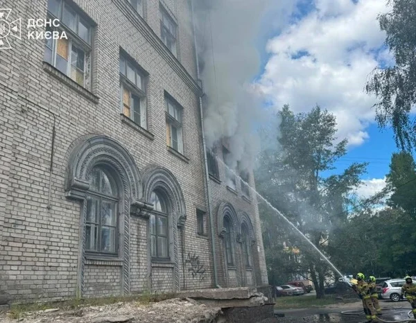 Головна 114 У Подільському районі столиці спалахнула покинута школа (фото)