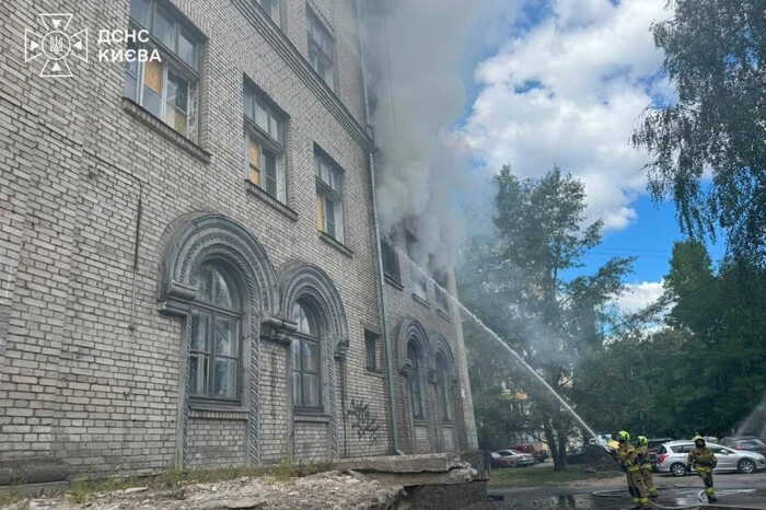 Головна 102 У Подільському районі столиці спалахнула покинута школа (фото)