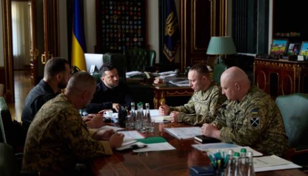 Зеленський оголосив про зміни в керівництві для зміцнення оборони на найнебезпечніших ділянках фронту