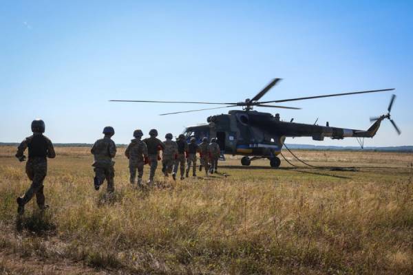 Вихованці Національної гвардії опанували навички вистрибування з гелікоптера без парашута 7