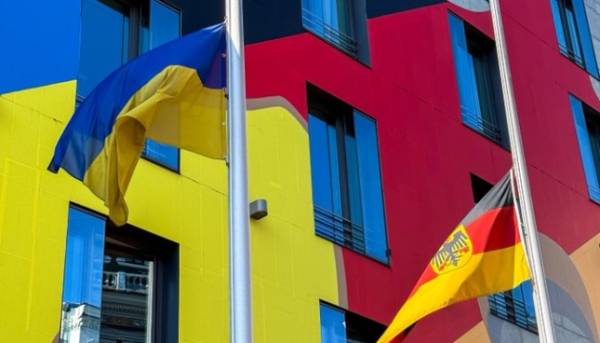 Дипломатична місія Німеччини в українській столиці, Києві, спустила державні стяги на знак глибокого співчуття та скорботи за загиблими внаслідок російського нападу.
