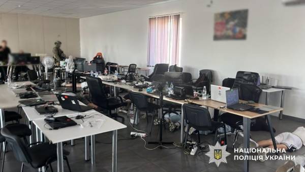Правоохоронці з трьох держав припинили роботу каналу постачання наркотиків, що наймав співробітників через кол-центри. 14 Правоохоронці з трьох держав припинили роботу каналу постачання наркотиків, що наймав співробітників через кол-центри. 14