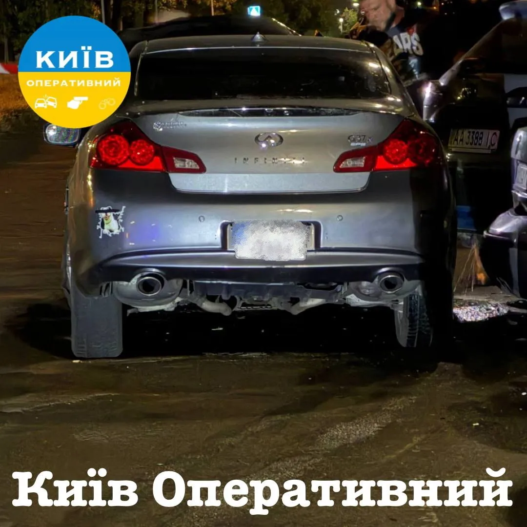 Винуватець зіткнення пошкодив машини, залишені вздовж проїжджої частини.