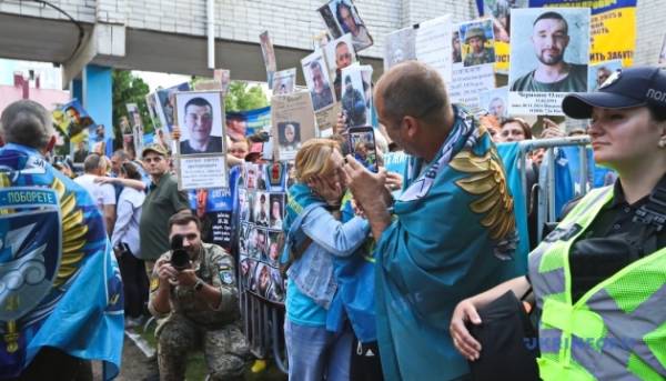 В Міністерстві внутрішніх справ радять родичам військовополонених не вести переговори про їх визволення самостійно. 5 В Міністерстві внутрішніх справ радять родичам військовополонених не вести переговори про їх визволення самостійно. 5