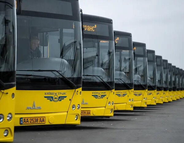 Київські автобуси тимчасово змінили схеми руху через російський напад