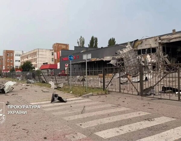 Російські сили зруйнували сортувальний вузол “Нової пошти” у Києві, є жертви (додано інформацію)
