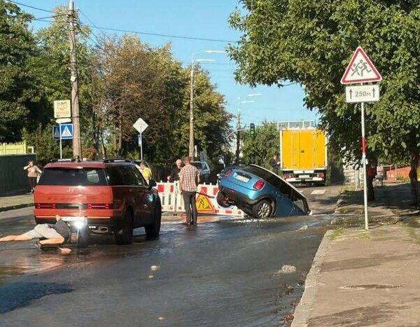 Аварія на вулиці Білицькій у Києві: автомобіль із дитиною провалився під дорожнє покриття, рух транспорту обмежено (фото)