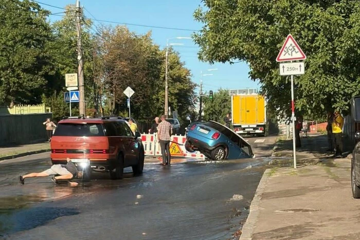Аварія на Білицькій у Києві: авто з дитиною провалилося під асфальт, рух обмежено (фото)