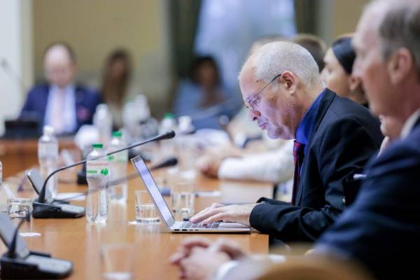 Шмигаль провів переговори з німецьким бізнесом щодо відновлення захисної споруди на Чорнобильській АЕС 7 Шмигаль провів переговори з німецьким бізнесом щодо відновлення захисної споруди на Чорнобильській АЕС 7
