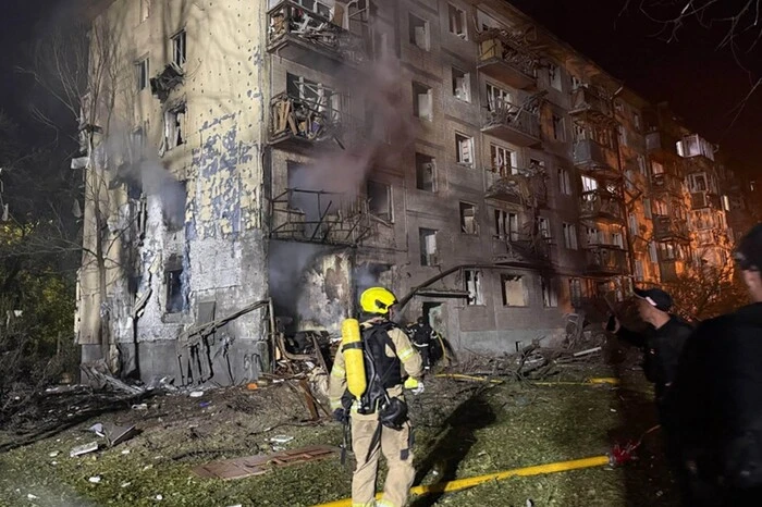 Київ зазнав атаки, яка забрала 9 життів: рятувальники продемонстрували наслідки удару (відео) 10 Київ зазнав атаки, яка забрала 9 життів: рятувальники продемонстрували наслідки удару (відео) 4