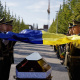 На Національному військовому цвинтарі віддали шану ще трьом полеглим захисникам, чиї особистості поки що не встановлені. 26