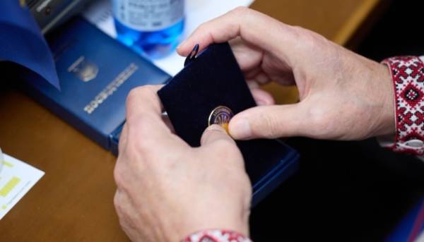 Вперше в історії Верховної Ради було вручено посвідчення та нагрудні знаки Засновника сучасної держави, як повідомив Стефанчук.