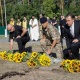 На Національному військовому цвинтарі віддали шану ще трьом полеглим захисникам, чиї особистості поки що не встановлені. 28