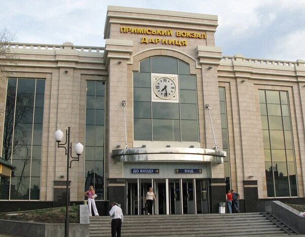 Головна 99 Українська столиця зазнала ракетного удару, ціллю стало залізничне підприємство, внаслідок…