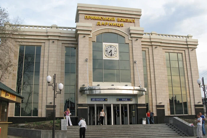 Головна 90 Українська столиця зазнала ракетного удару, ціллю стало залізничне підприємство, внаслідок…