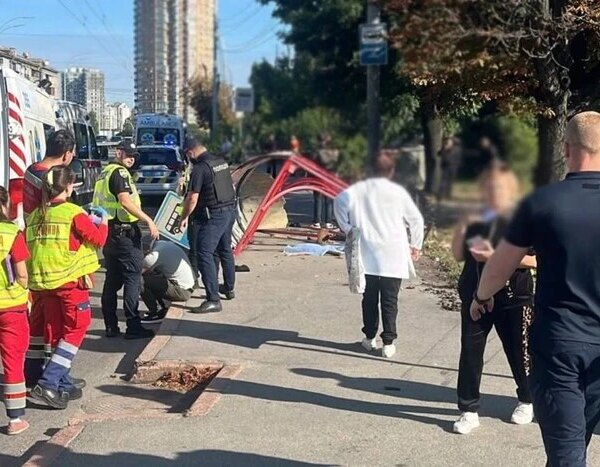 На Солом’янці в Києві машина врізалася в зупинку громадського транспорту,&hellip;