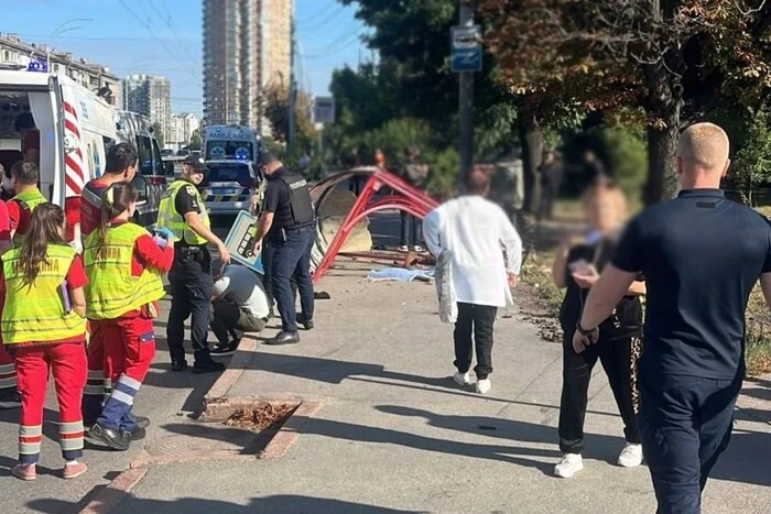 На Солом’янці в Києві машина врізалася в зупинку громадського транспорту,&hellip;