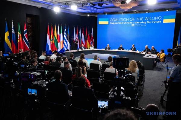 Президент Зеленський підсумував результати зустрічі "Коаліції бажаючих": Україна отримає додаткові пакети допомоги, засоби протиповітряної оборони та кошти для виробництва дронів. 4