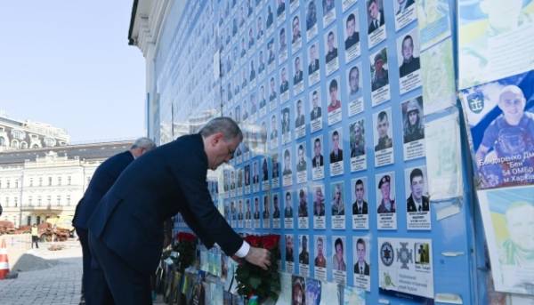 Міністри закордонних справ України та Азербайджану вшанували пам’ять загиблих за Україну, поклавши квіти до Меморіалу.