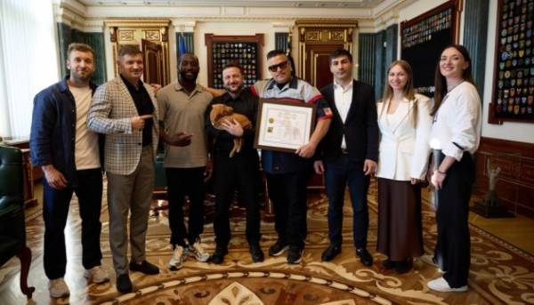 Кроуфорд, боксер зі США, подарував Зеленському цуценя на ім’я Фрея.