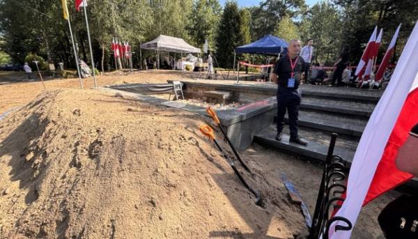 На Волині відбулося перепоховання людських останків, виявлених під час ексгумації в населених пунктах Острівки та Воля Островецька. 8