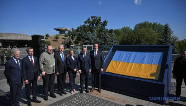 У столиці України розгорнули національний стяг. 15