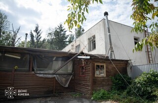 Невеликі частини безпілотника, ймовірно, типу "Шахед", були виявлені поблизу житлових будівель у серці української столиці. 10