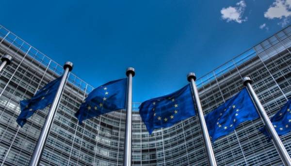 Єврокомісія обіцяє в найближчі тижні пояснити оновлені захисні норми для українців. 12