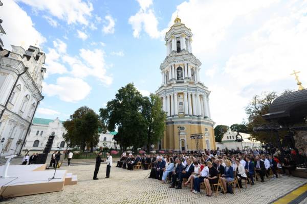 Глава держави вручив відзнаки до 975-річчя Києво-Печерської лаври 4 Глава держави вручив відзнаки до 975-річчя Києво-Печерської лаври 4