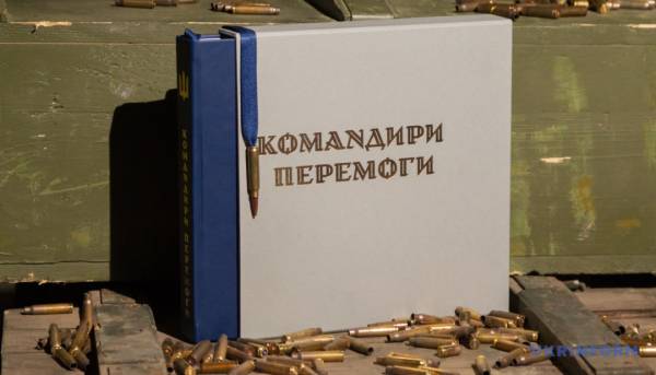Тернопільська доброволиця виготовила книжкові закладки з гільз для видання Укрінформу «Командири перемоги». 4