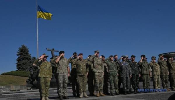 Пам'ятники першим правителям Києва одягли до Дня Державного Прапора та Дня Незалежності 13