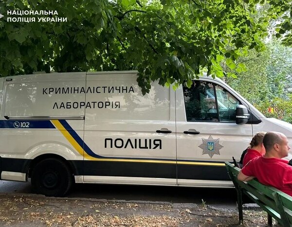 У хостелі на Лівобережжі чоловік зарізав сусіда, влучивши ножем у серце.