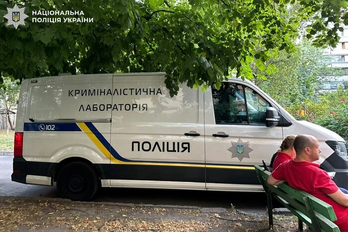 У хостелі на Лівобережній чоловік убив сусіда ударом ножа в серце